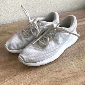 Nike White and Grey Gym Shoes 👟 with Silver Nike Symbol. Size: 8.5